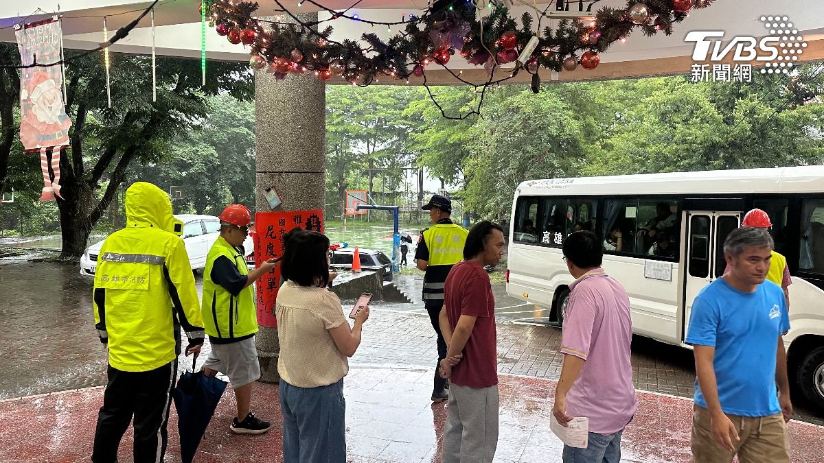 高雄宣布3里「明停班停課」!暴雨沖毀便道 區公所緊急公告