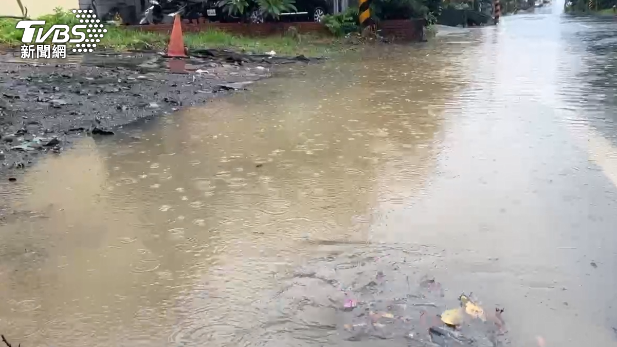 快訊/豪雨警戒中!彰化大村鄉黃泥積水 車輪捲起小浪花
