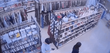 有片/台南3警賣場掏槍畫面曝!武士刀男頸部中彈濺血命危