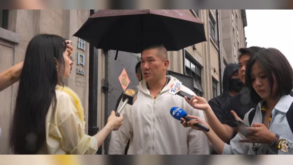 館長陳之漢參訪完上海四行倉庫,談到早期台海緊張的時期,曾經連續2個月、全副武裝24小時,還隨身攜帶遺書,以防萬一。(圖/館長惡名昭彰YT)
