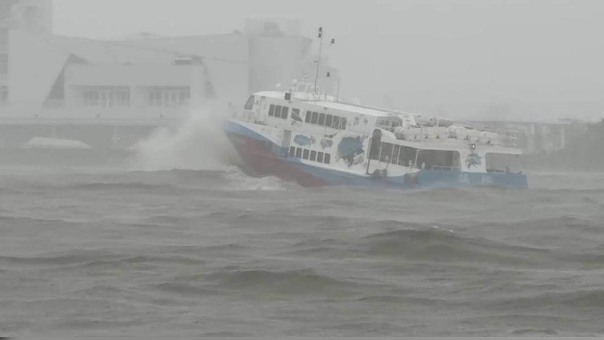 屏東沿海風浪狂甩!小琉球船班「全數停航」 原鄉多路封閉中斷