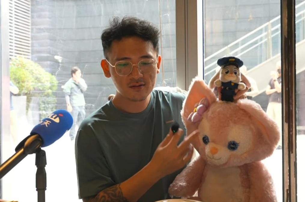有粉絲送館長和徐巧芯迪士尼玩偶。(圖/翻攝自館長惡名昭彰YouTube)