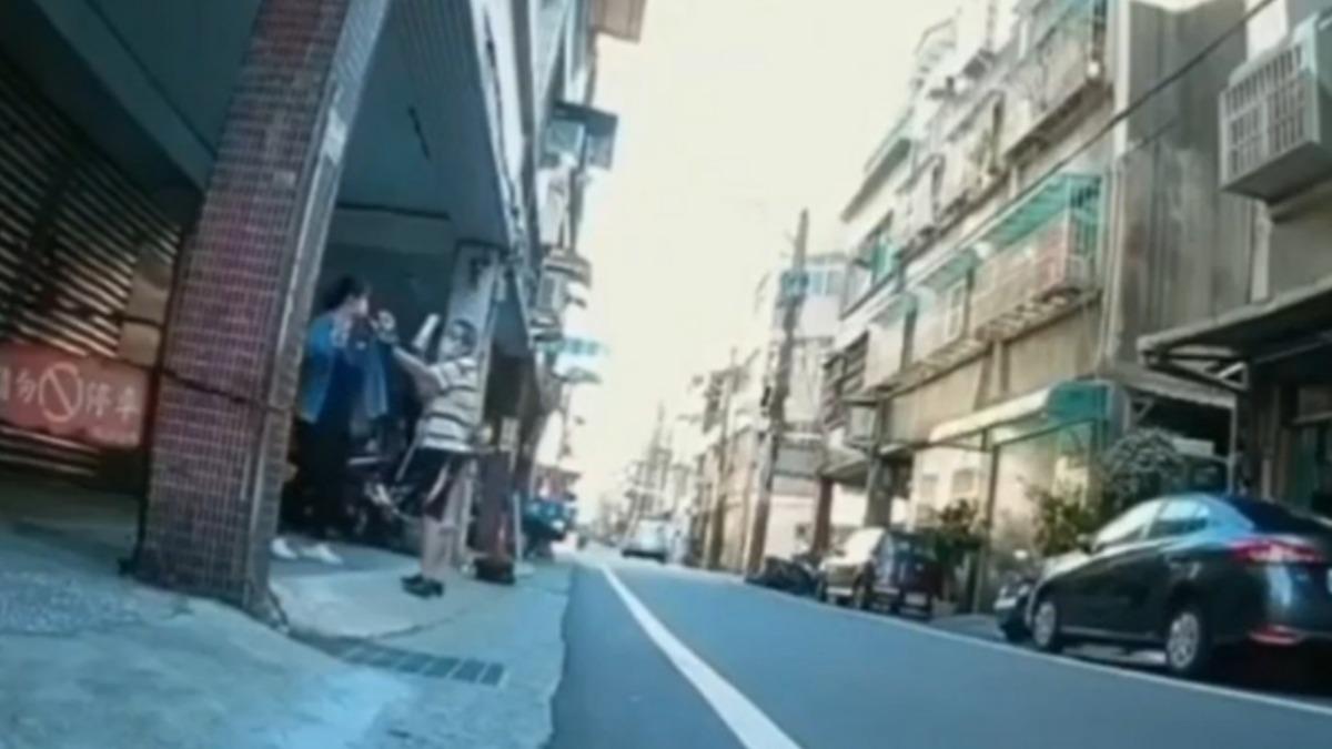 桃園女突遭陌生路人抓手討2千 他還揮保溫瓶作勢攻擊