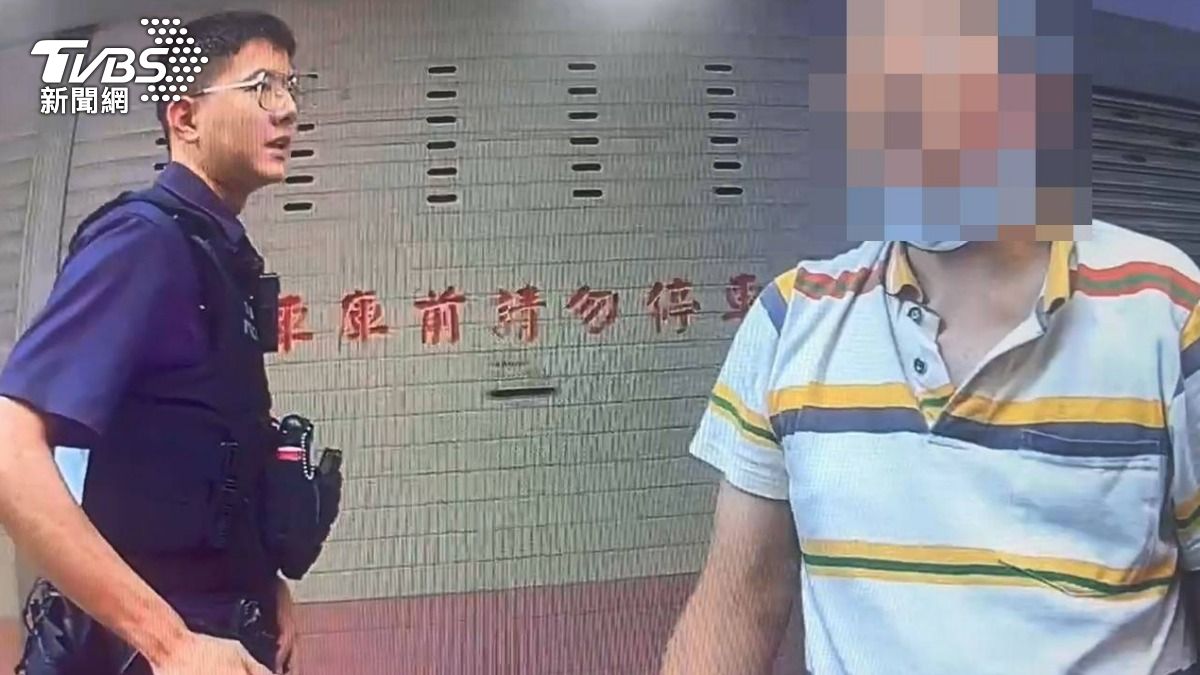 員警到場立即制止男子，並詢問原因。（圖／TVBS）