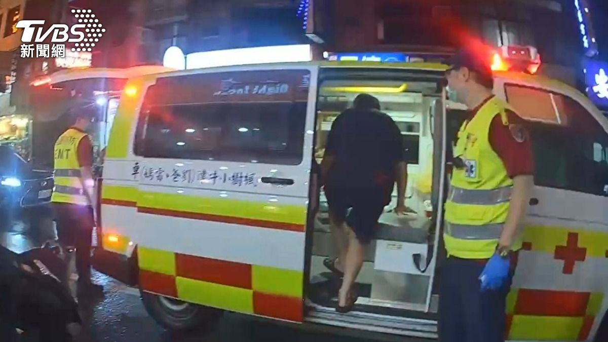 警方見男子情緒不穩定，將他強制送醫。（圖／TVBS）