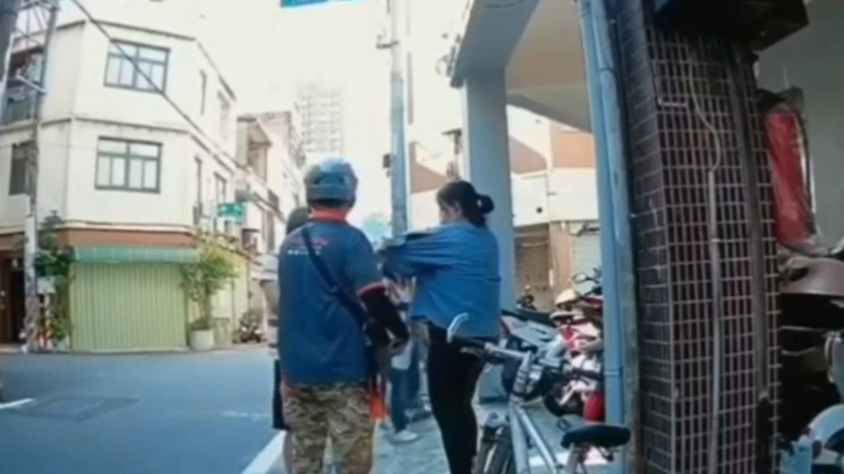 貨運司機見狀，立即上前制止幫忙。（圖／司機楊先生提供）