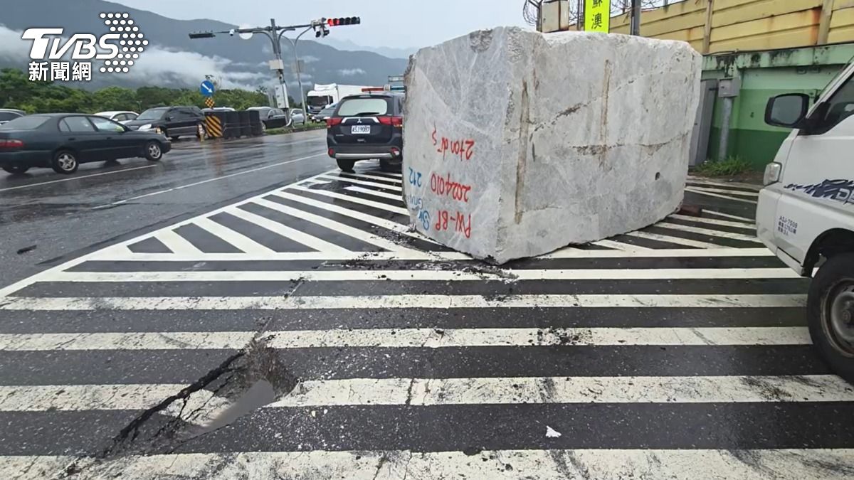 有片/「誰家大理石掉了?」聯結車轉彎噴飛20噸巨石 路面破大洞