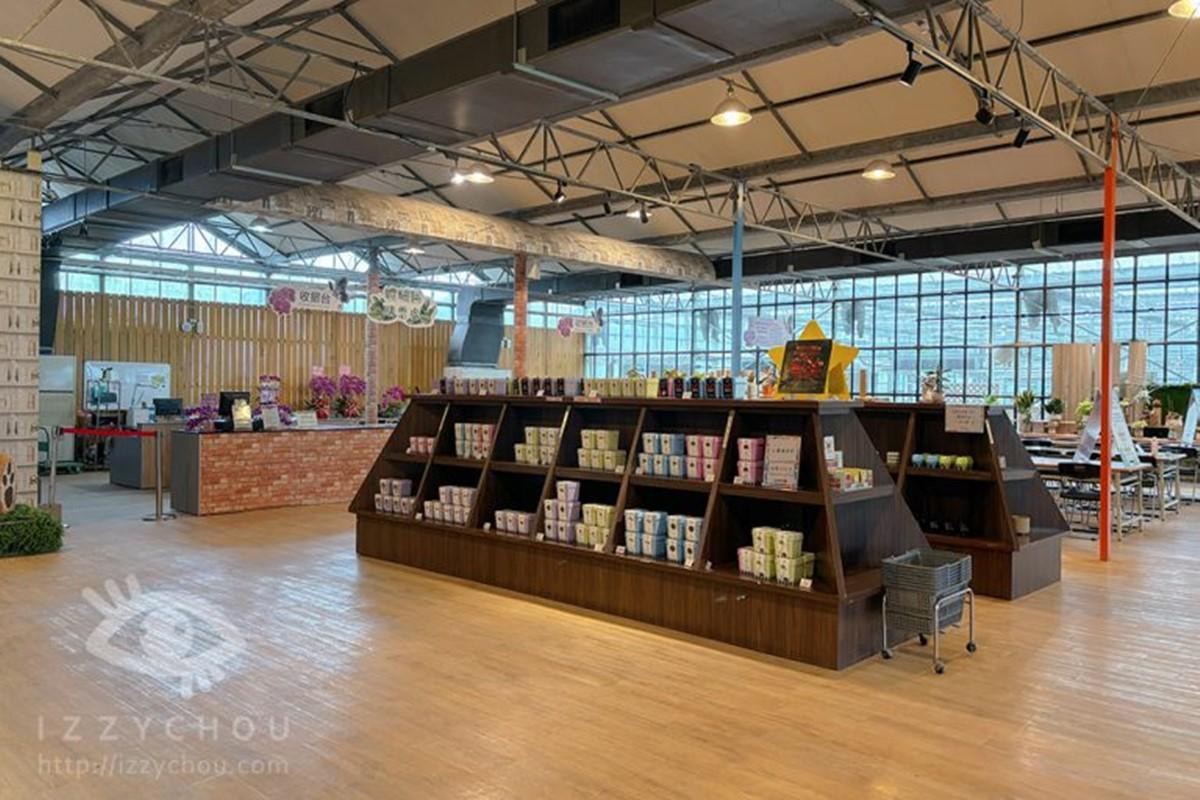 「商品販售區」有許多金車製造的產品,水產、食品、飲料通通有。(圖/Miss Mama。媽媽小姐提供)