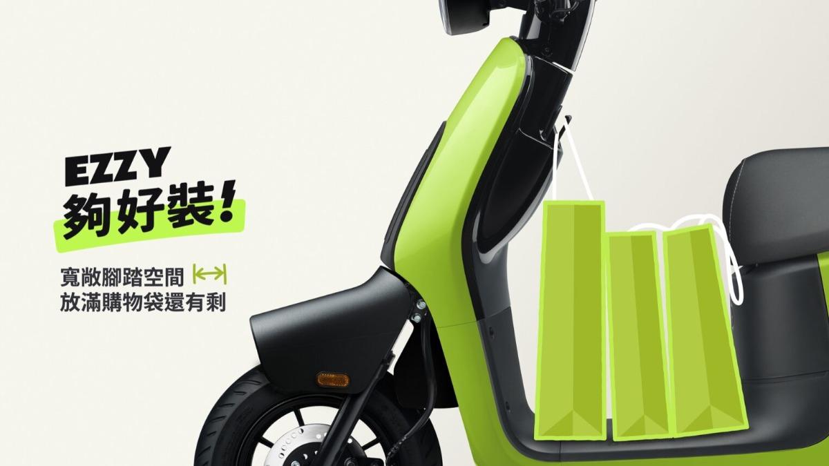 寬敞的腳踏空間可輕鬆放下日常採買的大小戰利品,而28公升的大容量置物箱,更足以容納兩頂安全帽。(圖/Gogoro提供)