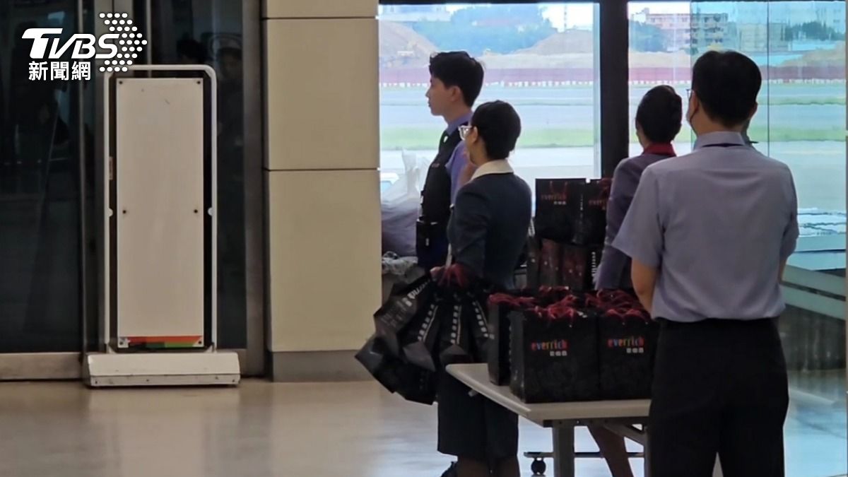 華航為致歉贈送旅客巧克力及500元餐補費。（圖／TVBS）