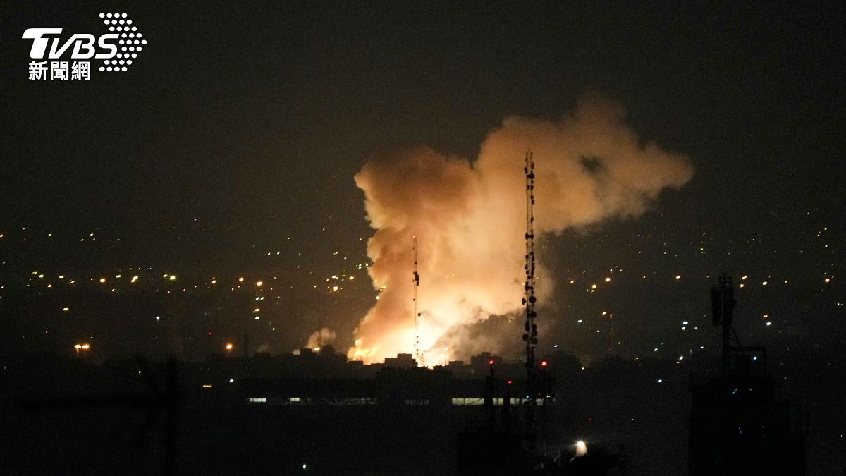 伊朗首都德黑蘭遭到砲擊,火光衝天在夜晚尤其刺眼。(圖/達志影像美聯社)