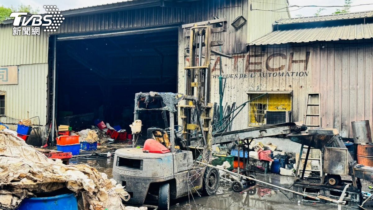 蘆竹飼料廠疑室外爆炸。（圖／TVBS）