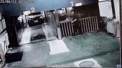 管理員掉進停車坑。(圖/TVBS)