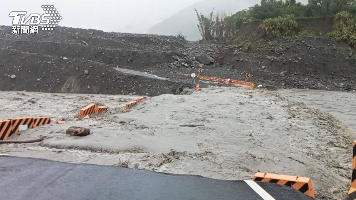 高雄山區強降雨 南橫公路桃源段便道遭土石流沖毀