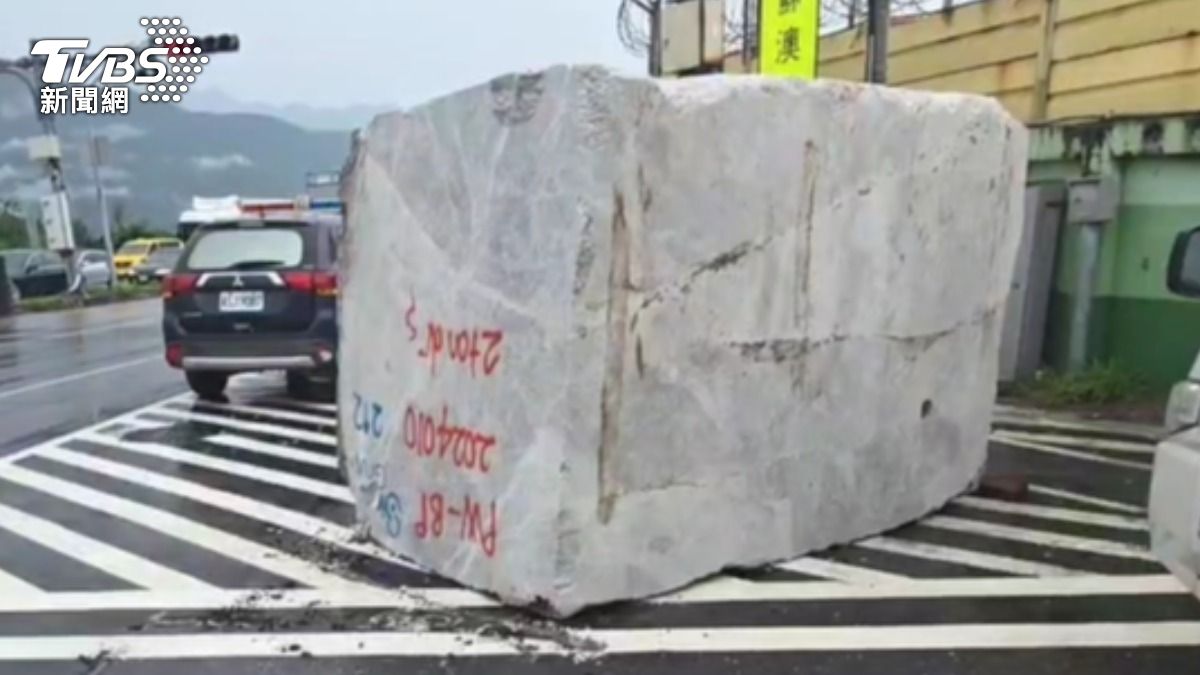 聯結車載運的大理石掉落。(圖/TVBS)