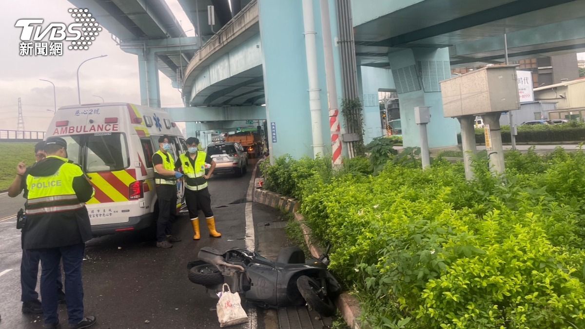 曳引車在變換車道時不慎與一輛機車發生碰撞。(圖/TVBS)