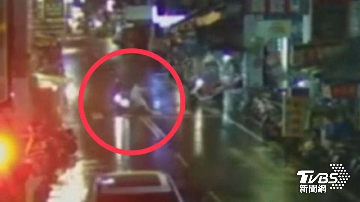 母為兒買宵夜遭機車撞 騎士斑馬線不讓行人下場慘了