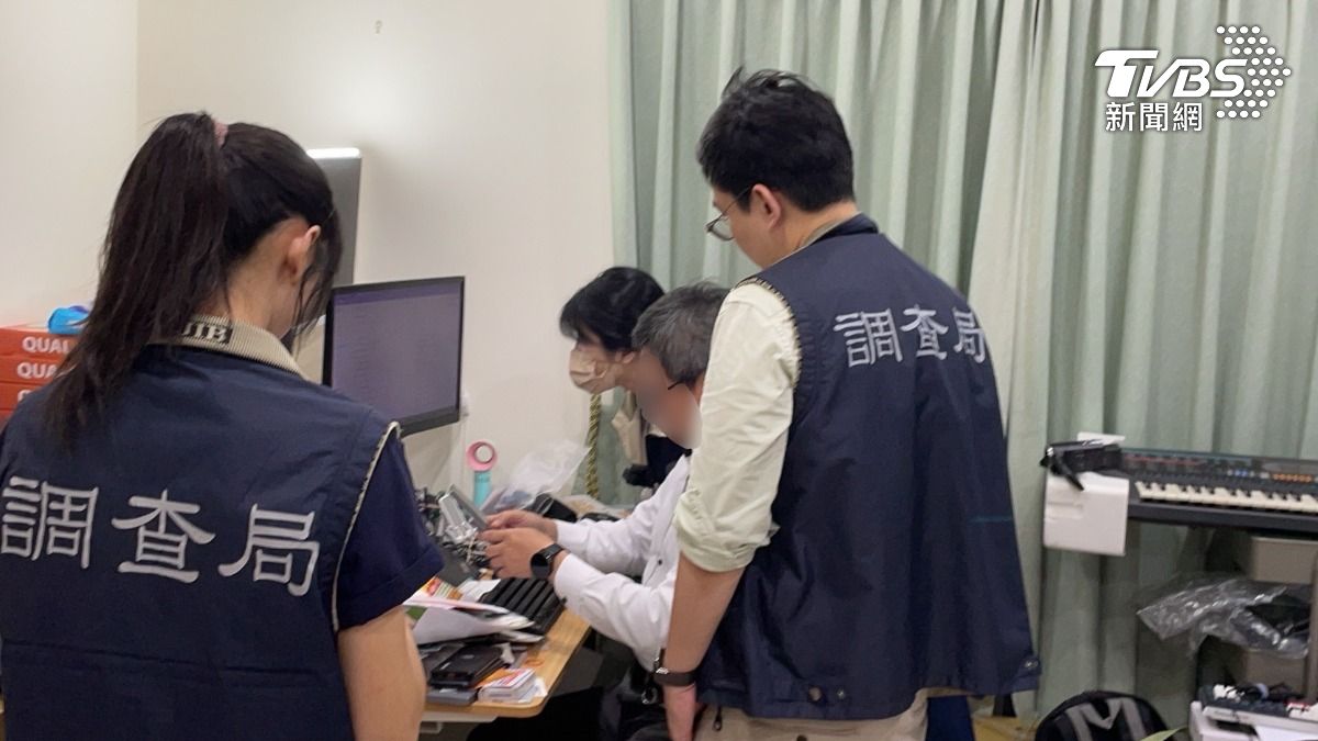 犯嫌向調查官說明相關電磁紀錄存放位置 。(圖/TVBS)