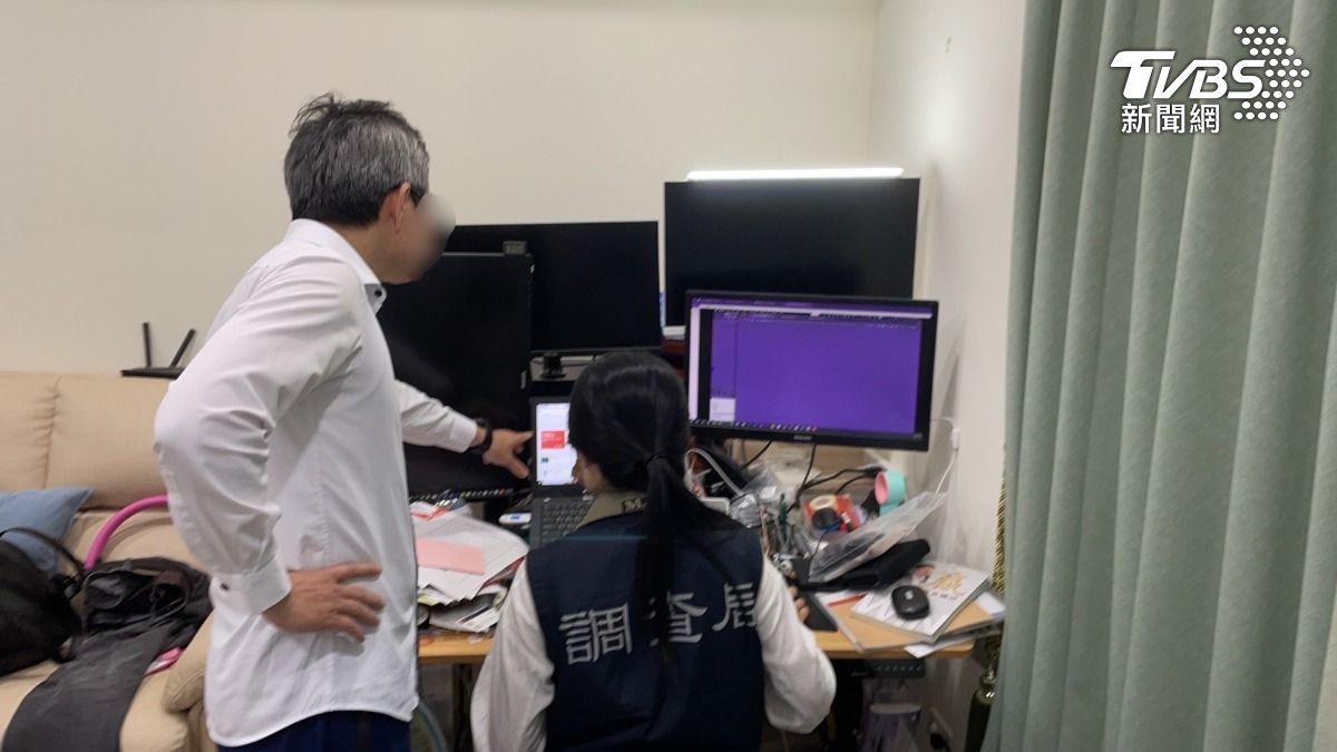 北市調處調查官在犯嫌工作處所檢視相關電磁紀錄。(圖/TVBS)
