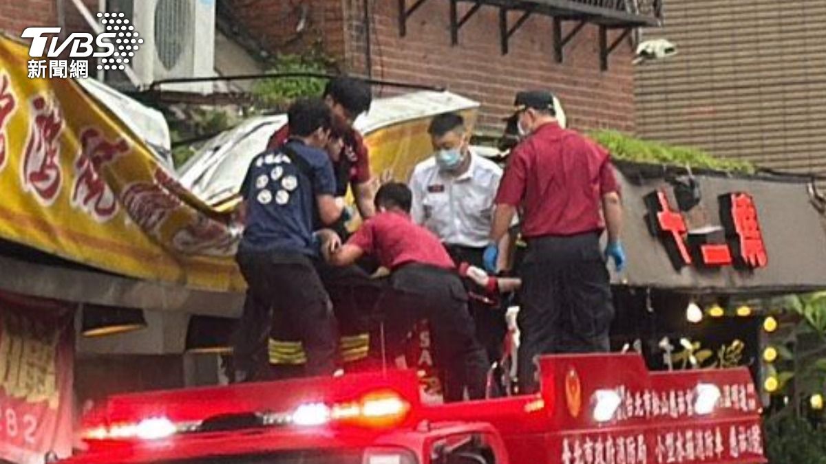 警消人員利用消防車救援患者。(圖/民眾提供)