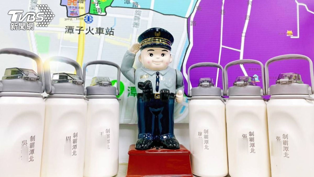 大雅分局其潭北派出所警友也準備316不銹鋼材質附提把的「警察杯杯」。(圖/TVBS)