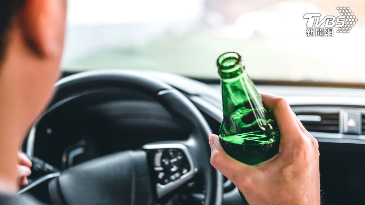 爆胎停車警關切!基隆6旬翁飄酒味慘了 還是「酒駕累犯」