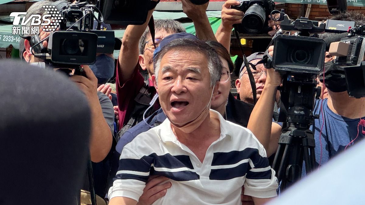 蔣萬安受訪時民眾嗆聲「大罷免大成功」。（圖／陳怡潔攝）