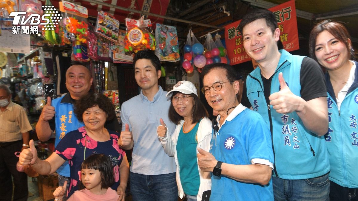 台北市長蔣萬安（左三）與台北市議員鍾沛君、李柏毅（右一至二）站台立委賴士葆（右三）。(圖／胡瑞麒攝)
