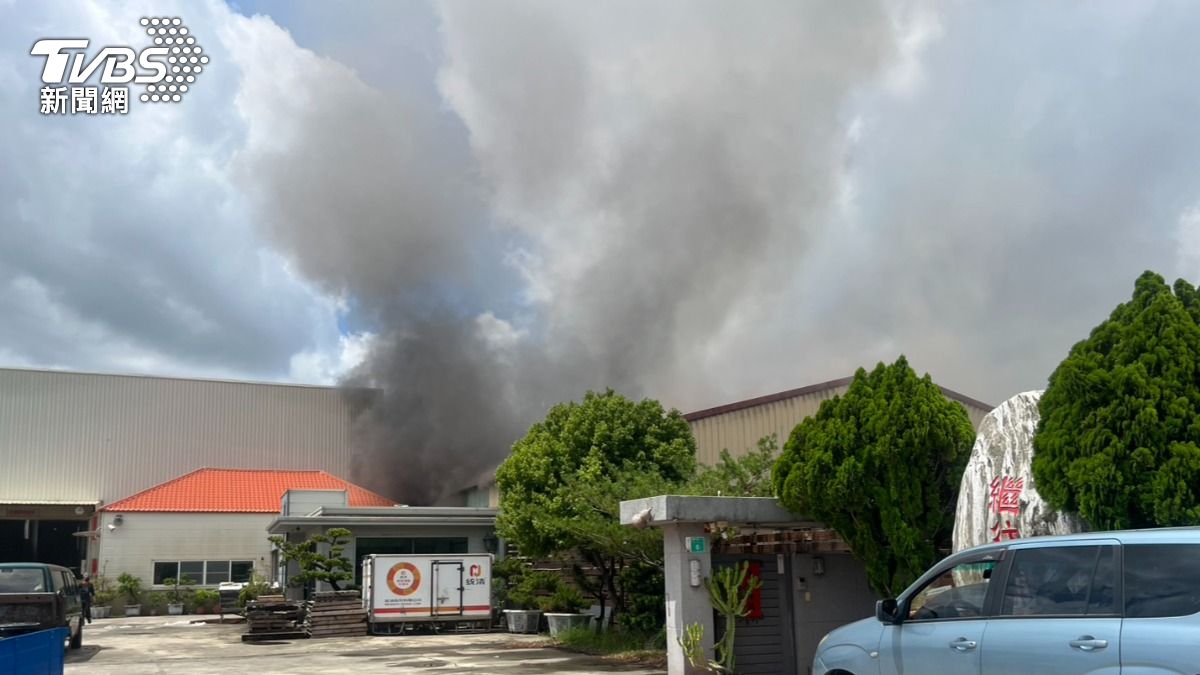 快訊／台南鐵工廠火警「延燒3廠房」　爆炸聲頻傳、黑煙狂竄