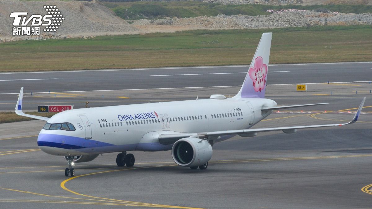 沖繩回台班機延誤7小時 旅客怨「僅供1瓶飲料」華航道歉