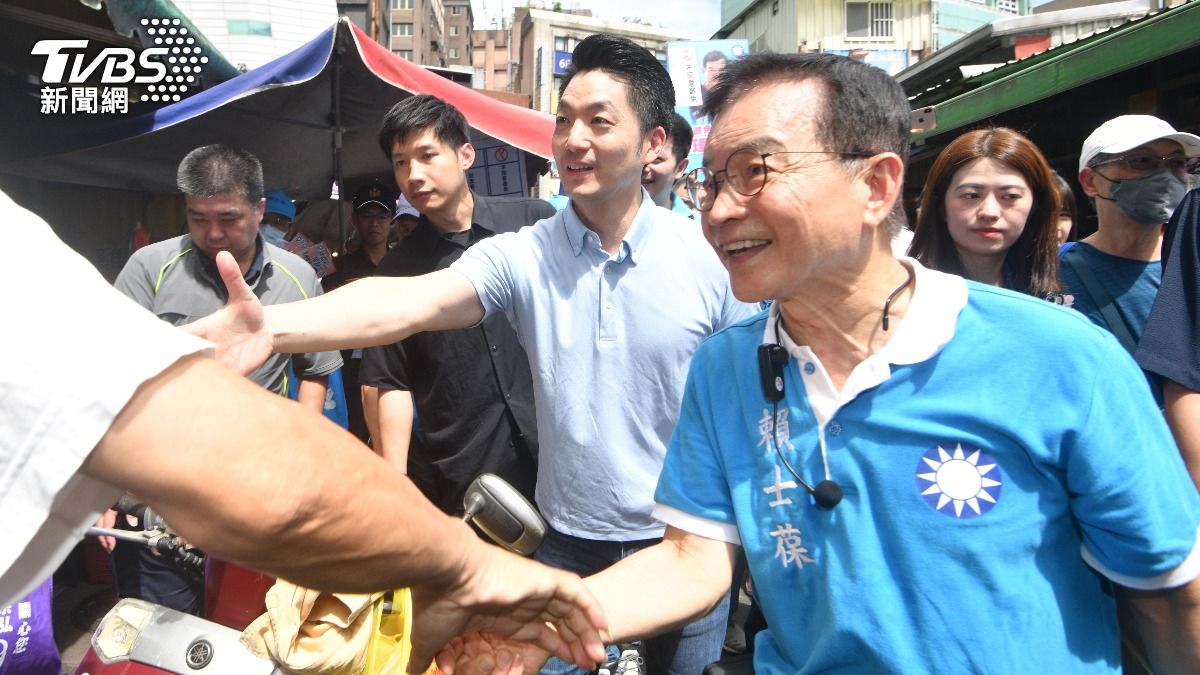 台北市長蔣萬安會同立委賴士葆景美市場掃街，展開反罷免行動。(圖／胡瑞麒攝)