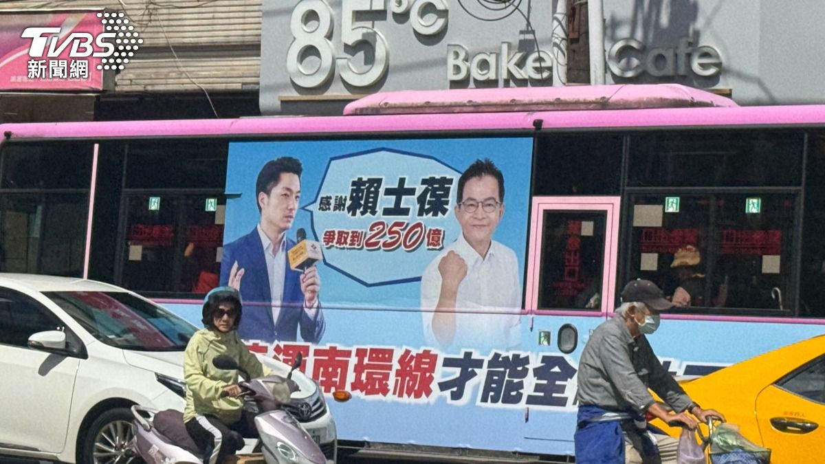 賴士葆與台北市長蔣萬安合體的公車廣告。(圖／陳怡潔攝)