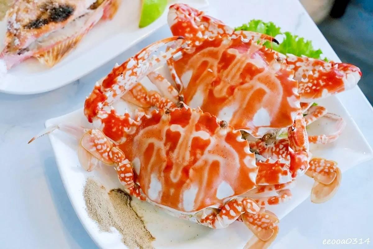 2隻「花蟹」(800元),都算大隻,1隻有蟹膏、1隻沒有。(圖/靜怡&大顆呆の親子.旅遊.美食提供)