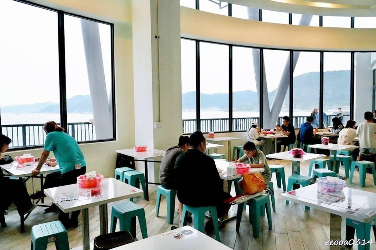 2樓座位區有大片窗景可以看海。(圖/靜怡&大顆呆の親子.旅遊.美食提供)