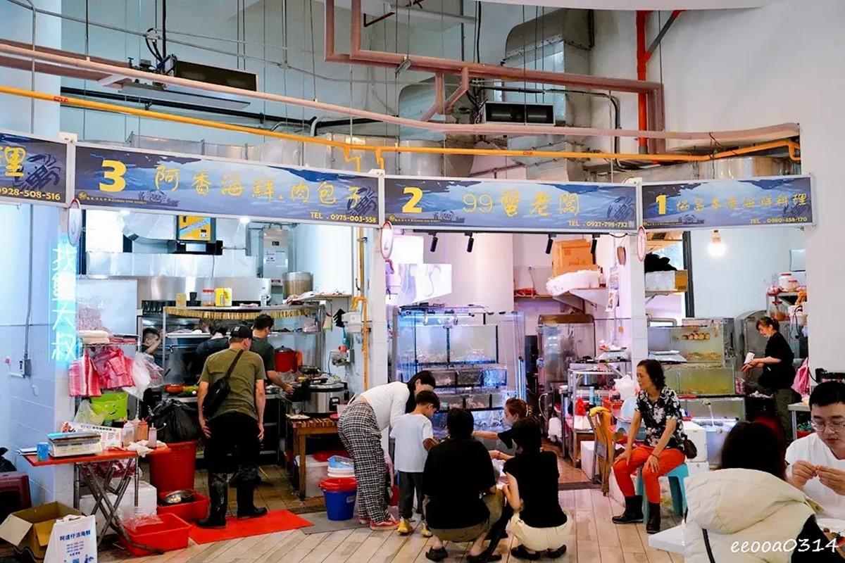 「龜吼漁夫市集」2樓有許多海產料理餐廳,也能在1樓選購海鮮請店家料理。(圖/靜怡&大顆呆の親子.旅遊.美食提供)
