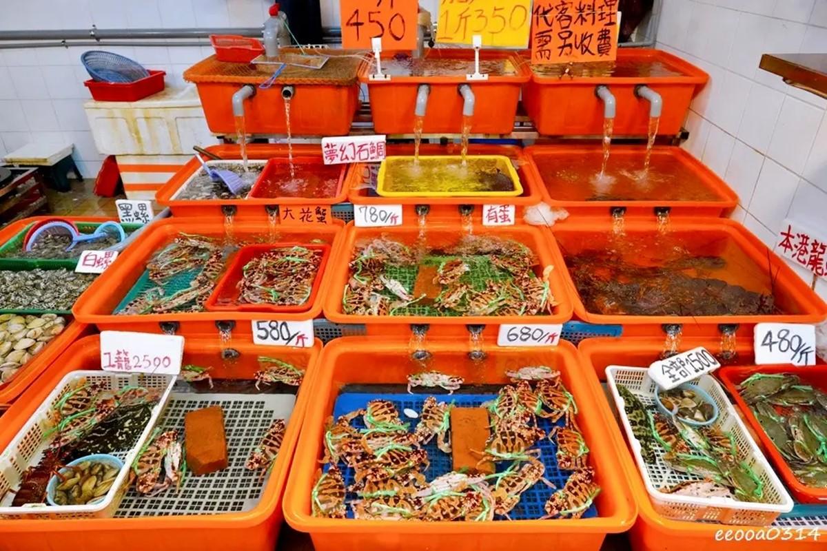 「龜吼漁夫市集」1樓有各式各樣的新鮮海產可選購。(圖/靜怡&大顆呆の親子.旅遊.美食提供)