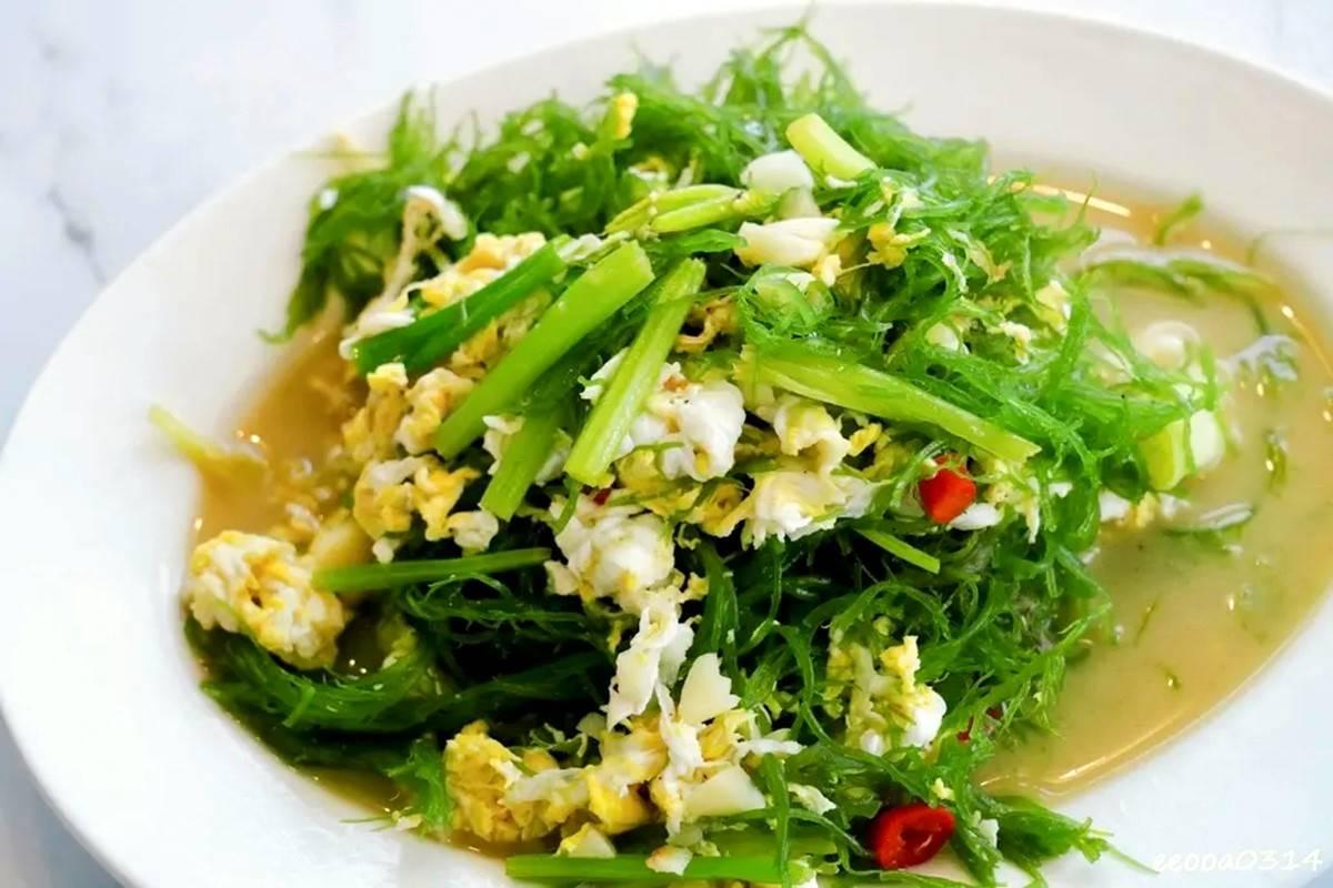 「海菜炒蛋」(180元)鹹香海味十足,蛋炒得恰到好處,帶點海菜的脆感,單吃或配飯都很合適。(圖/靜怡&大顆呆の親子.旅遊.美食提供)