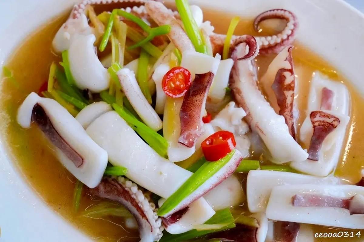 「芹菜中卷」(300元)中卷爽脆新鮮,搭配芹菜清香提味,清爽解膩又下飯。(圖/靜怡&大顆呆の親子.旅遊.美食提供)