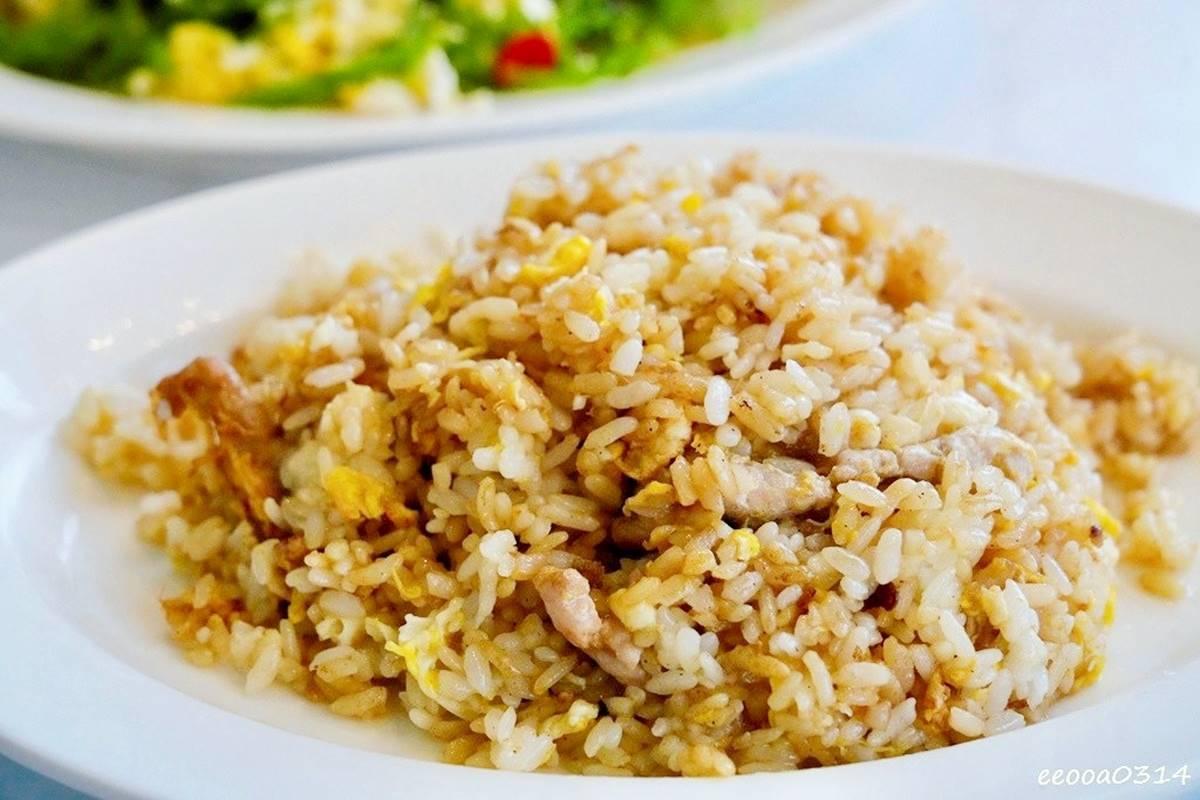「炒飯」(80元)粒粒分明的肉絲炒飯,帶著鍋氣卻不油膩,分量很足。(圖/靜怡&大顆呆の親子.旅遊.美食提供)