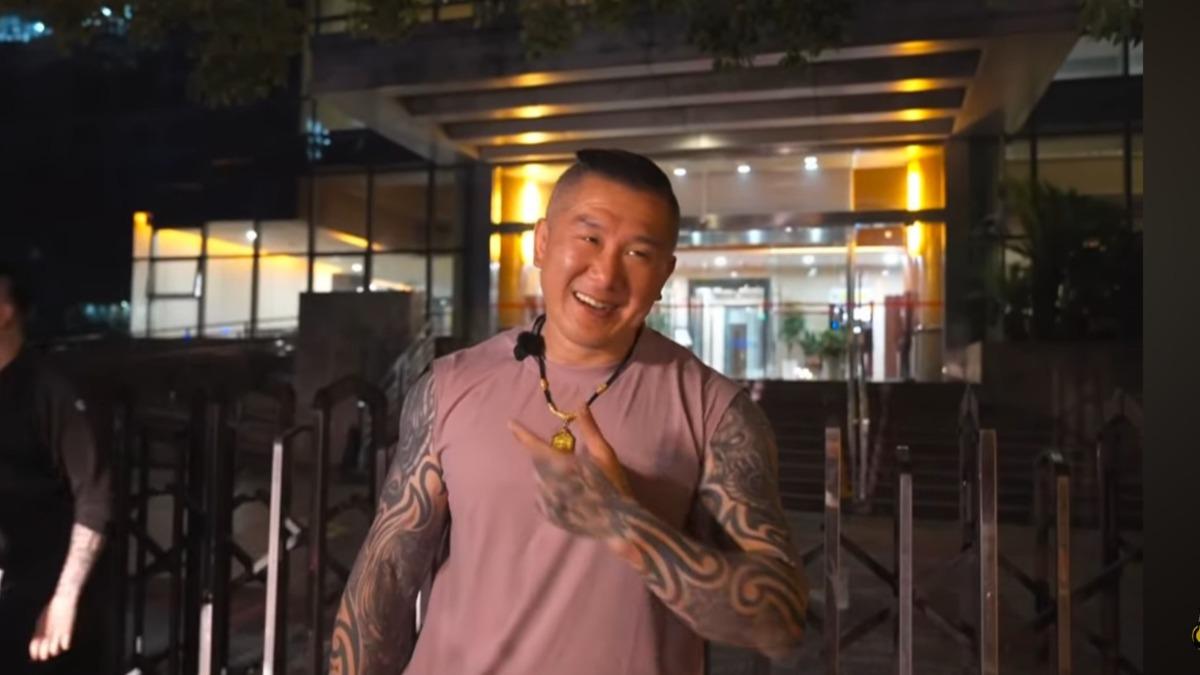 館長被鬧場後無奈苦笑。(圖/翻攝自館長惡名昭彰YT頻道)