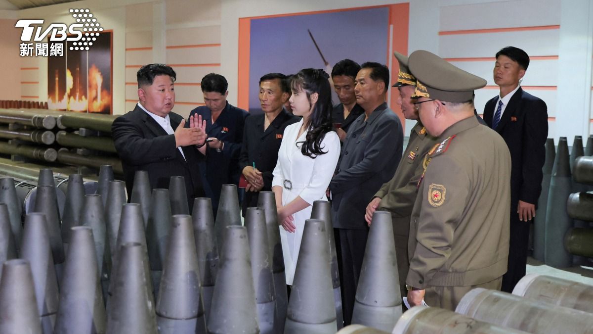 傳北韓援俄900萬炮彈 金正恩愛女成熟打扮與父視察工廠要求增產