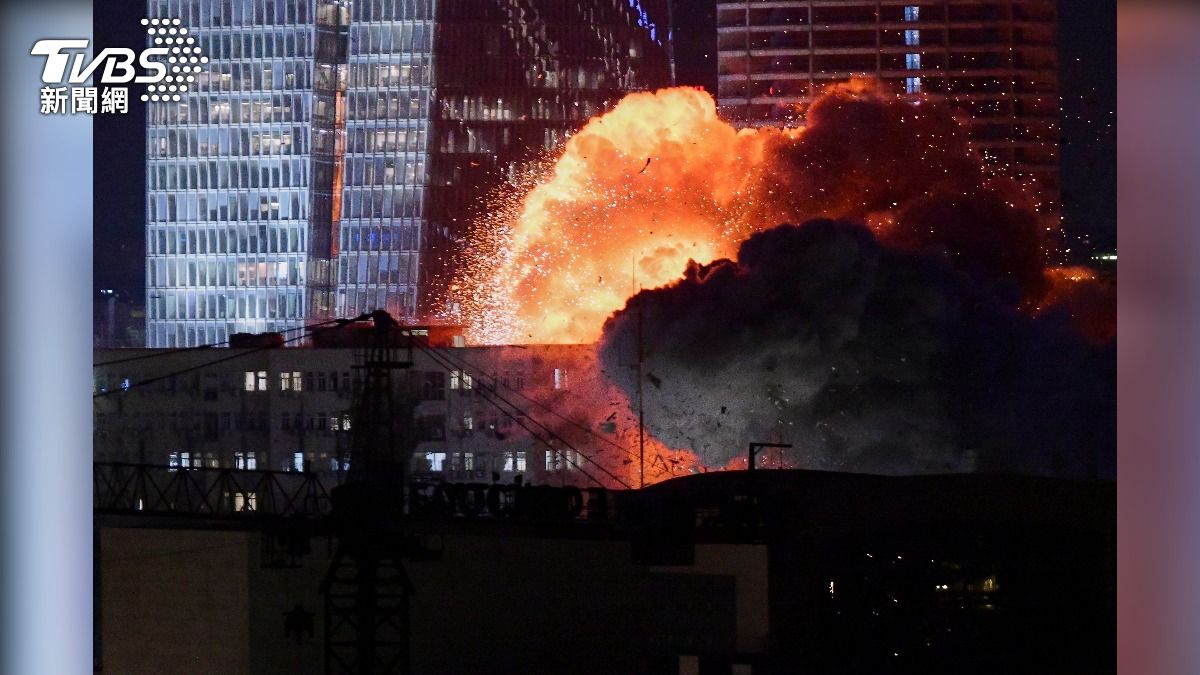 以色列第一大城"台拉維夫",遭伊朗攻擊建築物爆炸。(圖/達志影像美聯社)