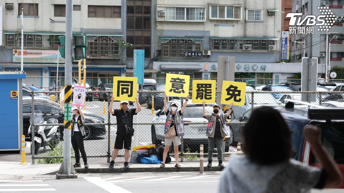 罷免團體現身洪孟楷座談會場外,高舉「同意罷免」的標語。(圖/華子琛攝)