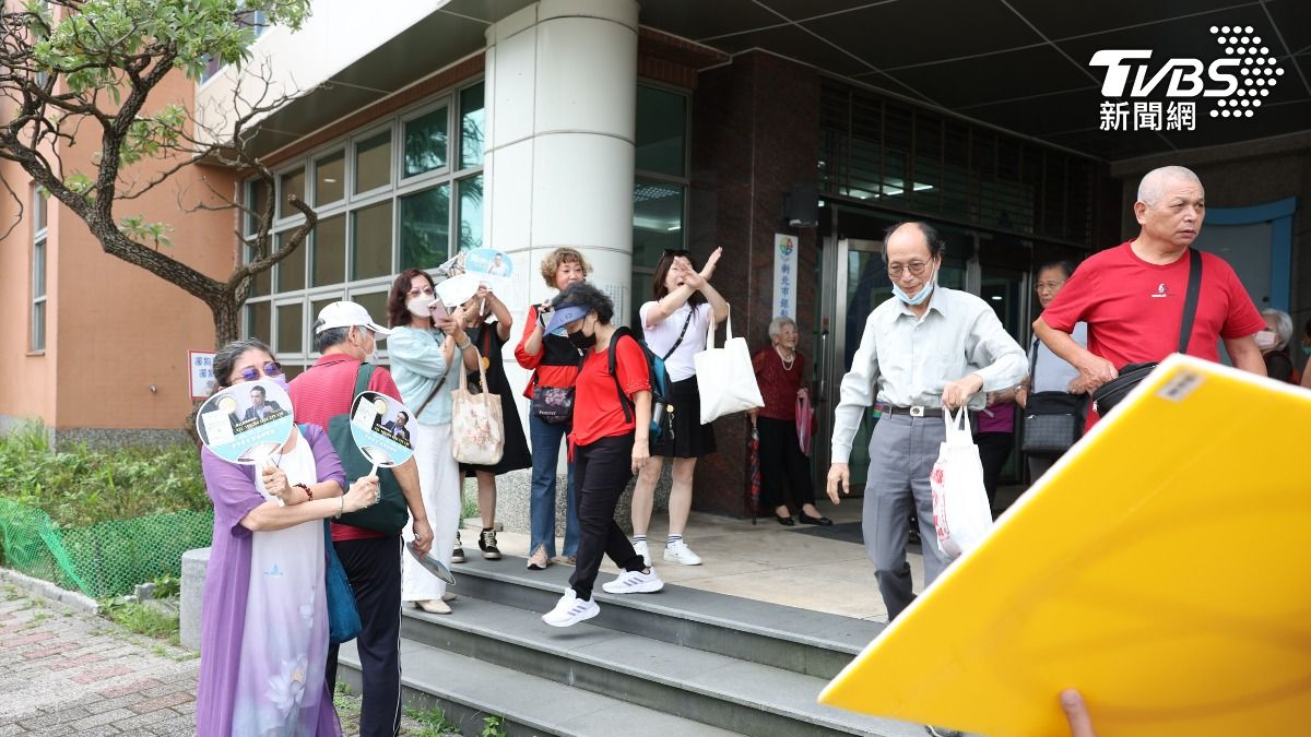 罷團一度與洪孟楷支持者啟口角互相叫囂,場面火藥味濃烈。(圖/華子琛攝)