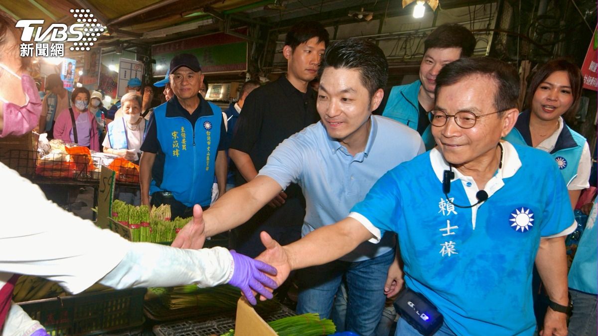 台北市長蔣萬安會同立委賴士葆景美市場掃街,緊握美雙手催反罷免票。(圖/胡瑞麒攝)
