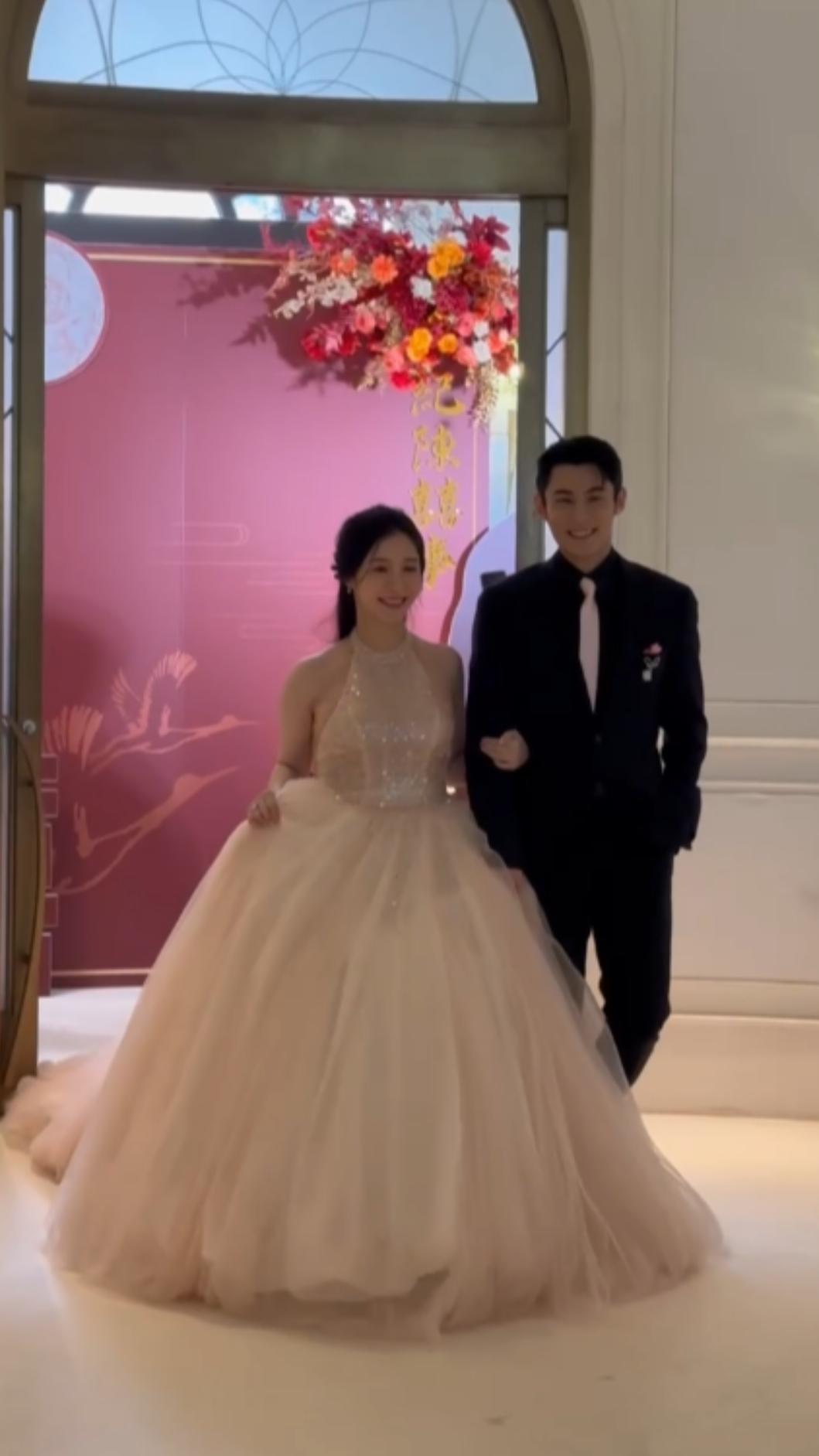 陳奕(右)老婆孕肚不藏了。(圖/陳奕提供)