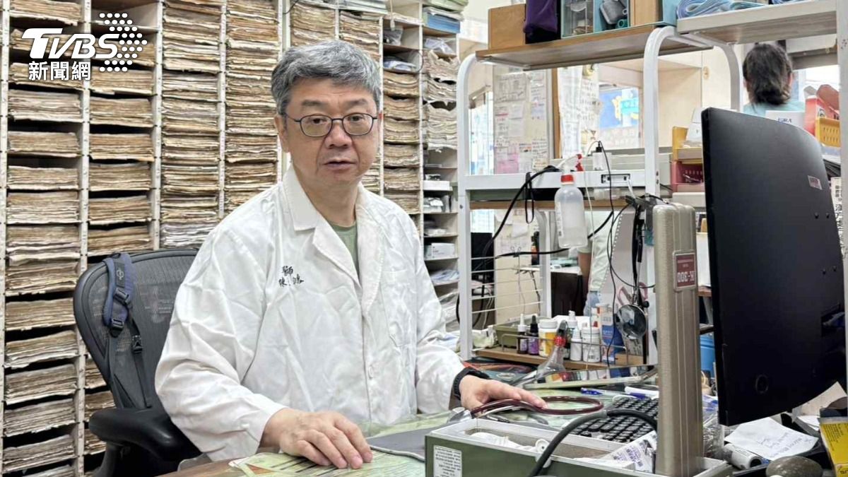 第一時間伸出援的陳逸鴻醫師。(圖/新竹縣消防局提供)