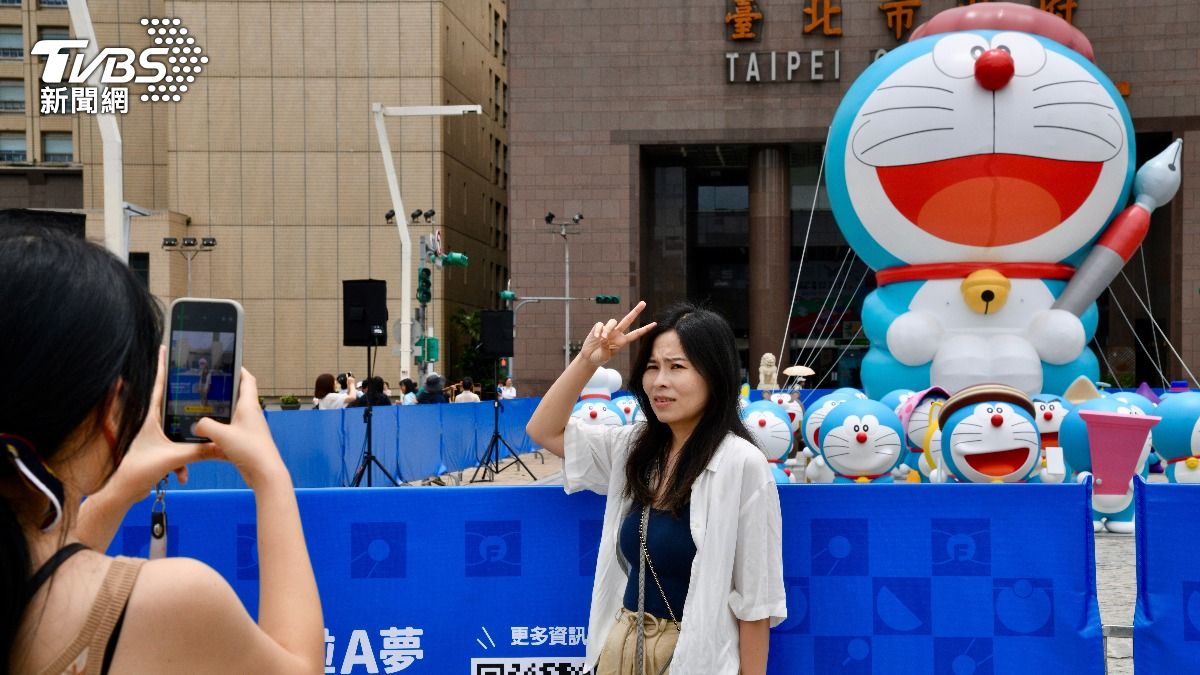哆啦A夢巡迴特展台北站靜態展示吸引民眾拍照打卡。(圖／胡瑞麒攝)