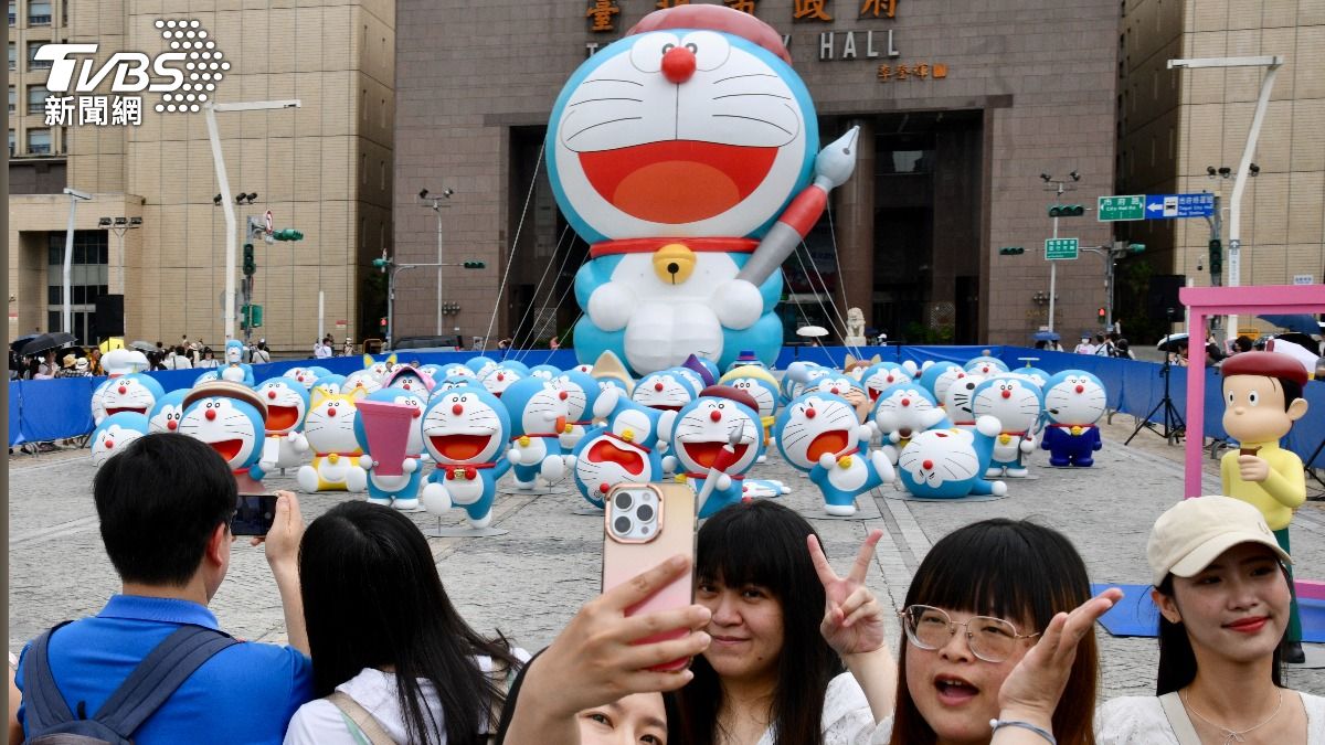 快閃展吸引民眾搶拍。（圖／胡瑞麒攝）