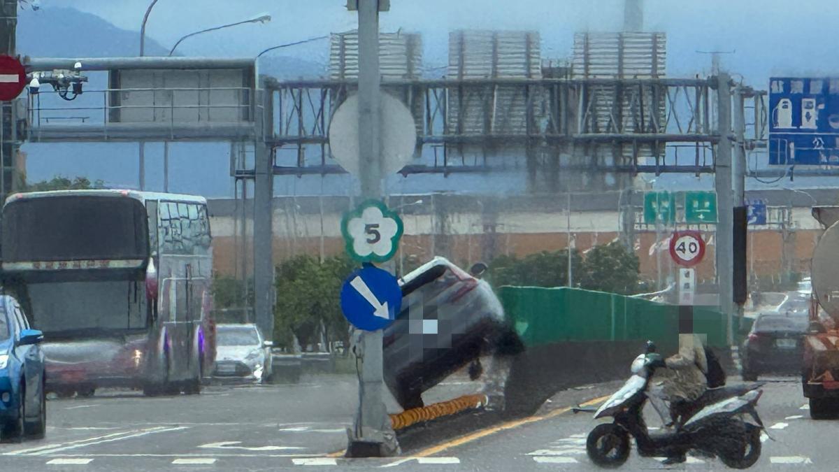 一輛小客車正要左轉上高速公路,竟失控衝上分隔島。(圖/網友授權提供)